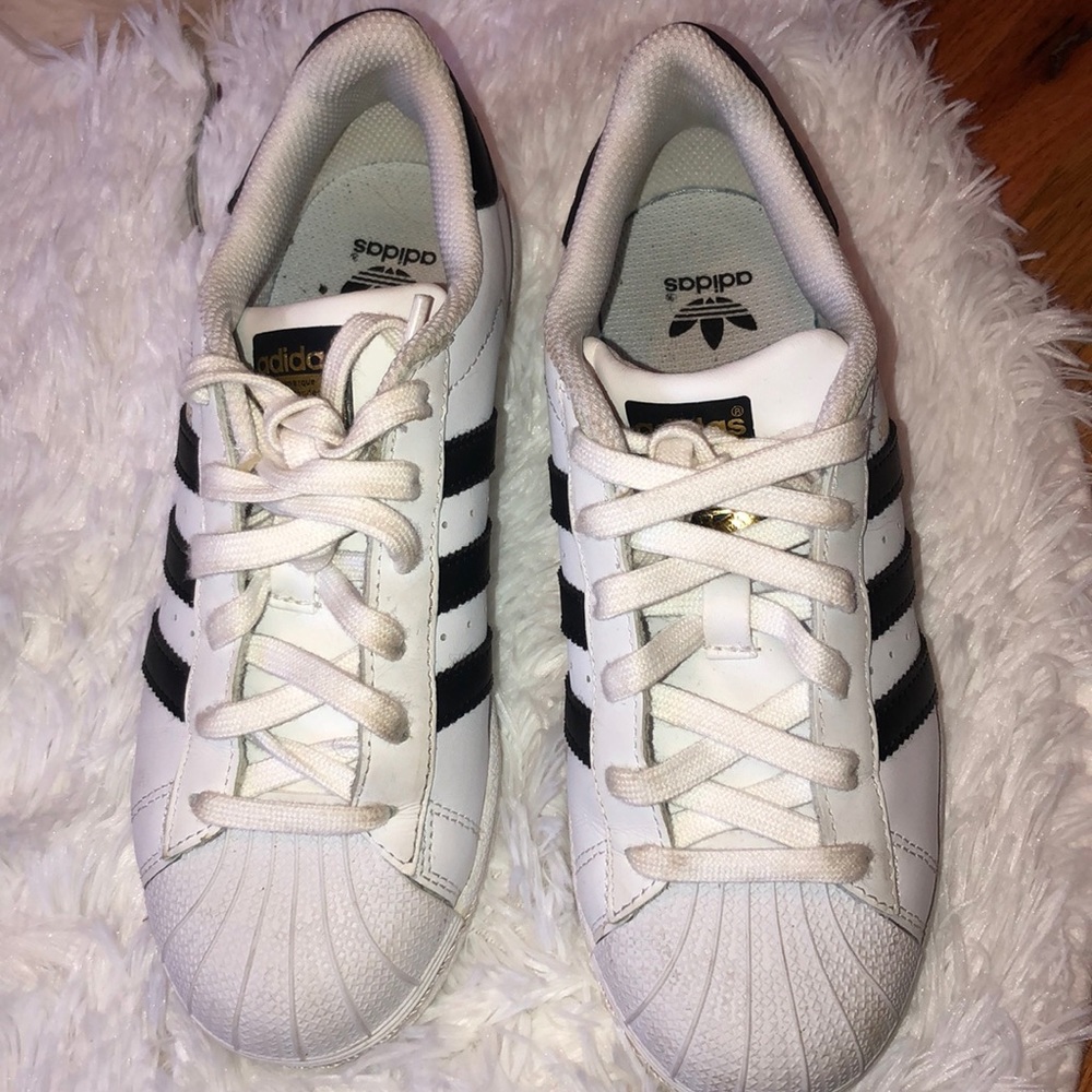 Size 4 superstar adidas sneaker